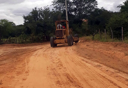 Aracatu: estradas vicinais da região de Lagoa das Caraibas recebem patrolamento