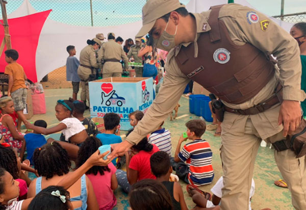 Patrulha Solidária distribui 350 brinquedos em Conquista