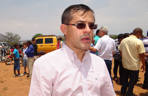 Prefeito de Livramento tem carro tomado de assalto por bandidos fortemente armados em Tanhaçu