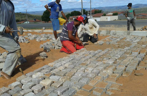 Aracatu: prefeitura realiza trabalho de pavimentação de ruas