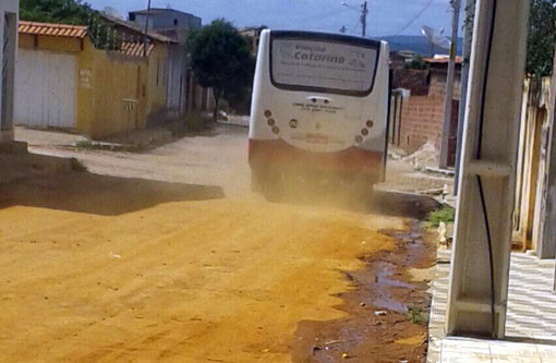 Brumado: Moradores da Rua José Alvino Machado reclamam de obra de pavimentação inacabada
