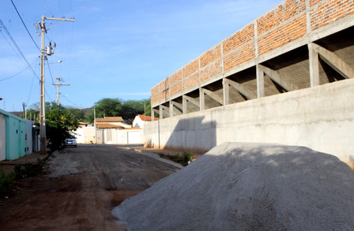 Brumado: Populares consertam ruas por conta própria