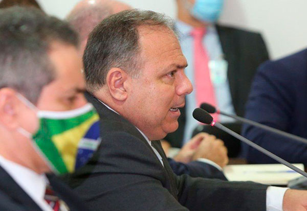 Pazuello diz que Brasil tem 300 milhões de doses de vacinas garantidas