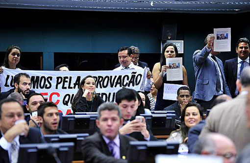 CCJ aprova tramitação de PEC da maioridade penal