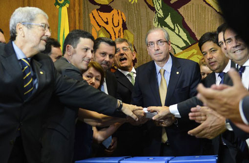 Oposição entrega a Cunha novo pedido de impeachment contra Dilma