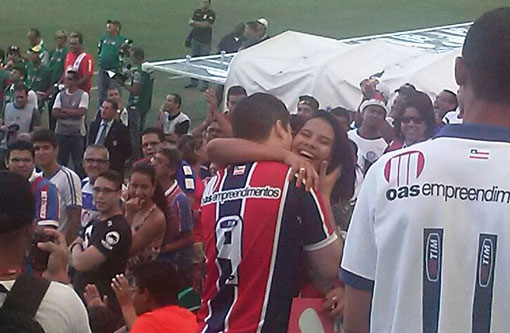 Torcedor do Bahia pede noiva em casamento na Arena Fonte Nova