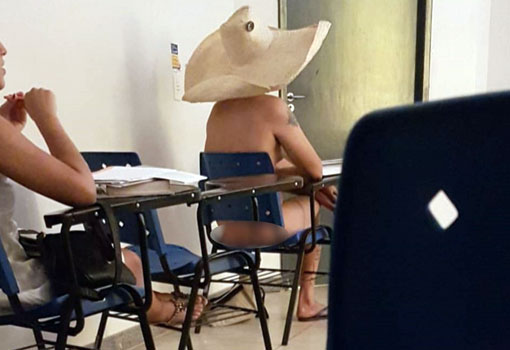 Após questionamento sobre o que é arte, estudante assiste à aula pelado na UFG