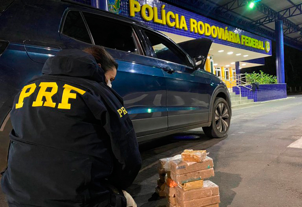 Após fuga na rodovia, PRF apreende crack e cocaína dentro de carro em Conquista