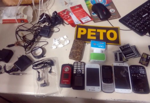 Polícia Militar prendeu dois indivíduos com drogas e celulares em Brumado