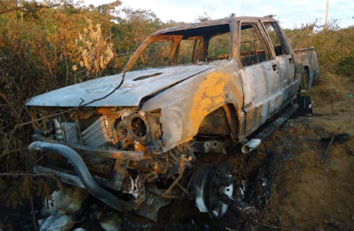 Pick-up que foi roubada em Tanhaçu foi encontrada incendiada em Vitória da Conquista