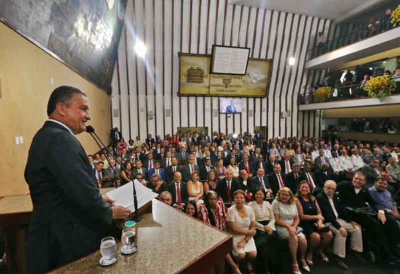 Rui Costa toma posse e reforça tripé educação, saúde e segurança como prioridade