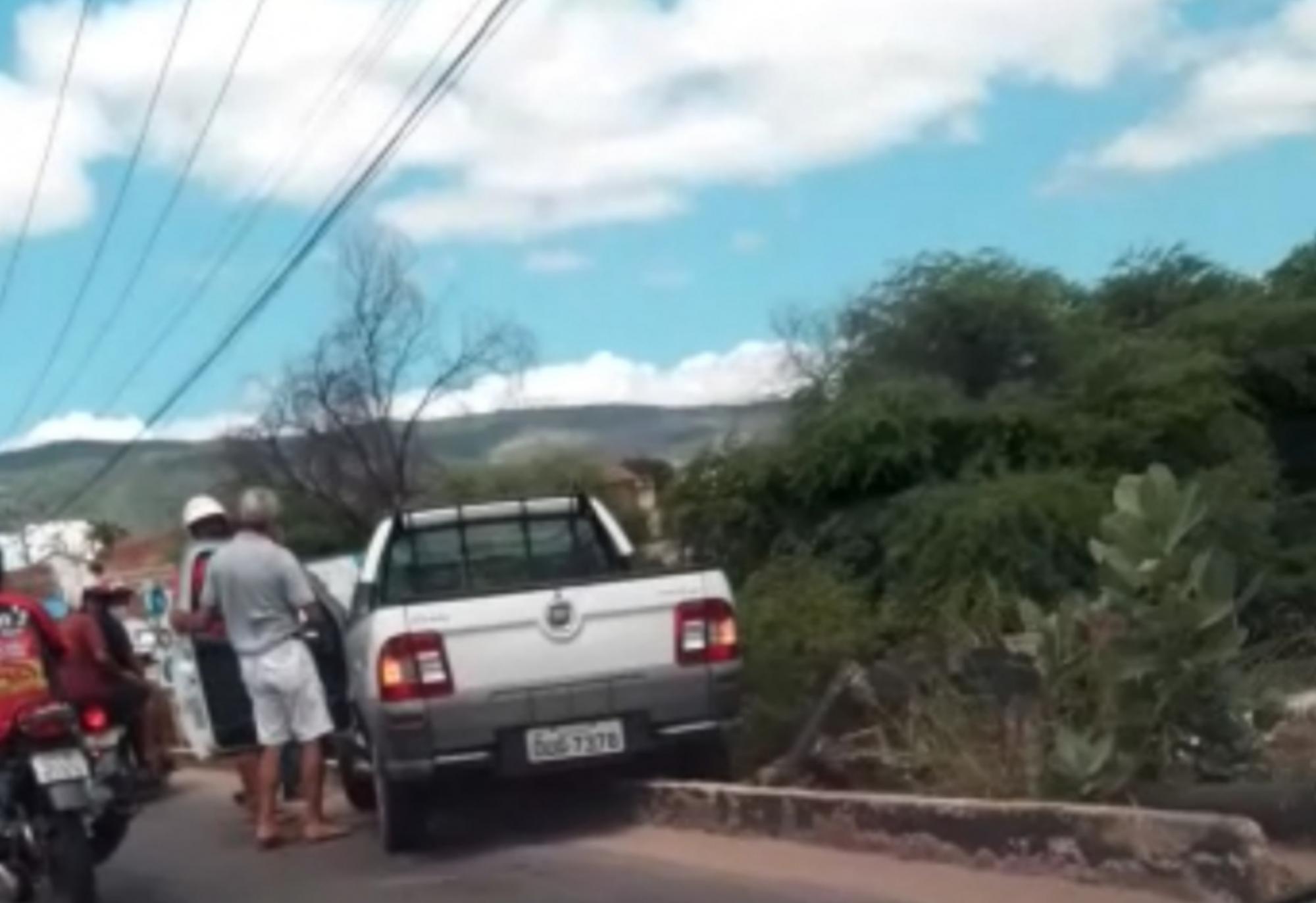 Brumado: Carro bate em mureta da ponte do bairro São Félix