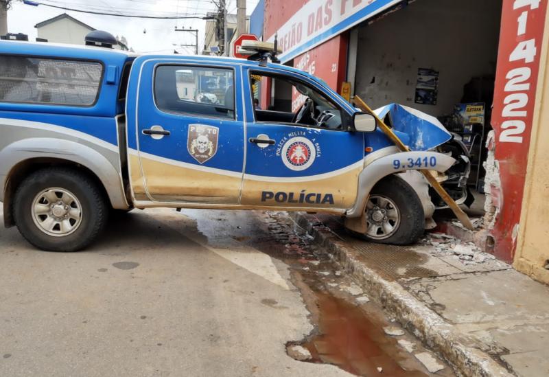 Brumado: Policial Militar perde controle da direção e colide viatura da 34ª CIPM contra loja