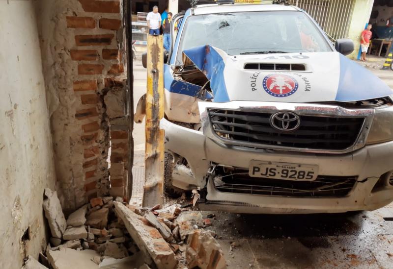 Brumado: Policial Militar perde controle da direção e colide viatura da 34ª CIPM contra loja