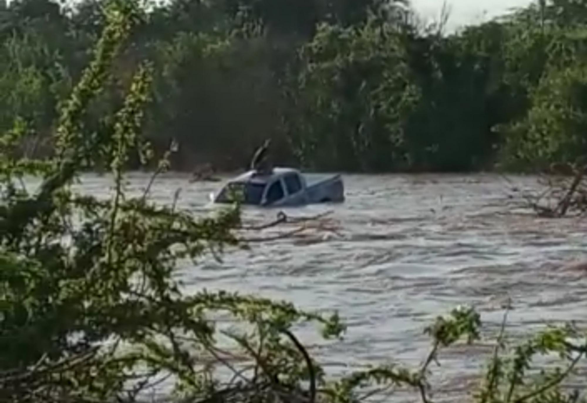 Brumado: Motorista tenta passar com veículo sobre ponte na zona rural e é arrastado pela correnteza