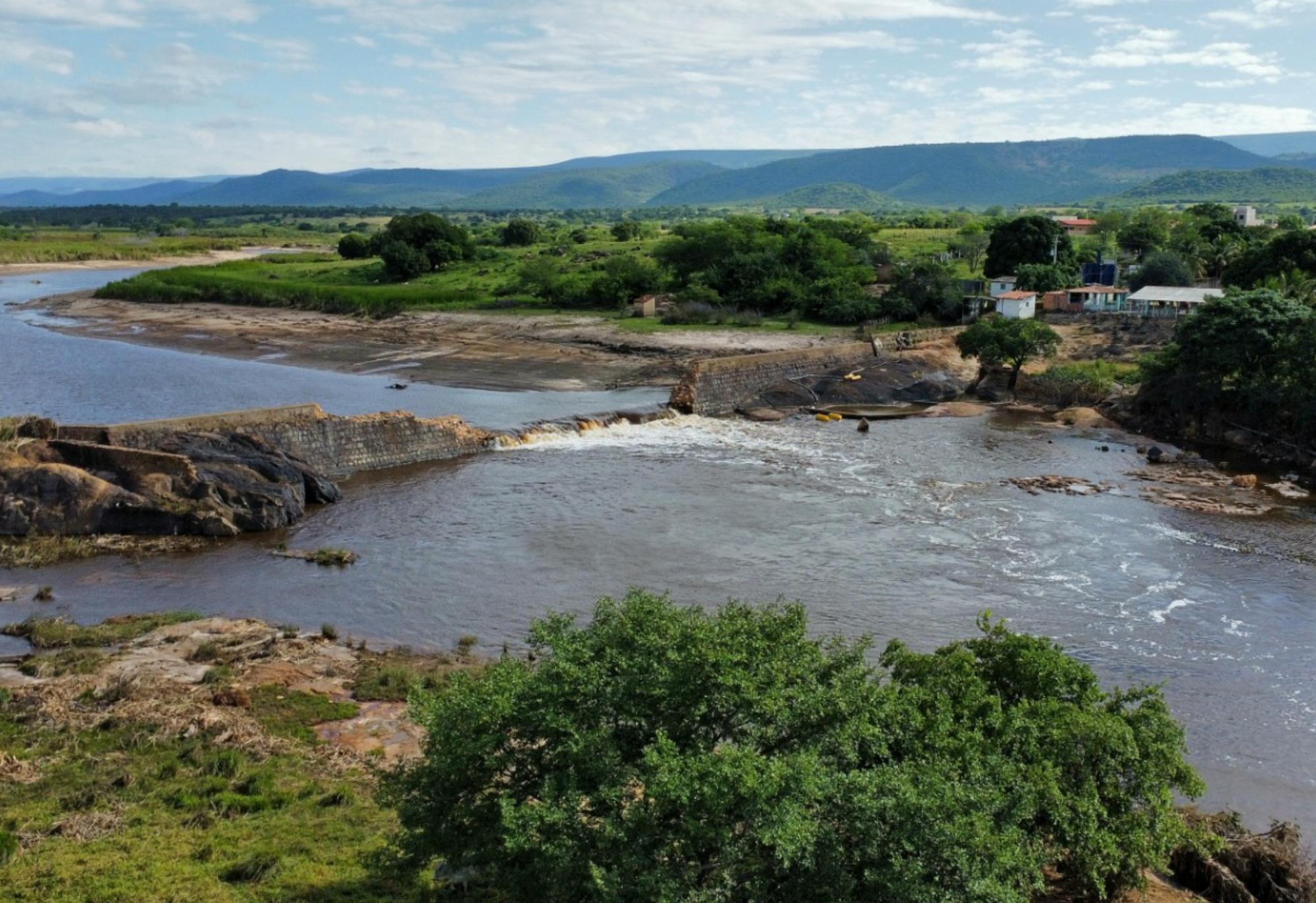 Em Jussiape, Rui autoriza obras de infraestrutura, recuperação de barragem e reforma de colégio
