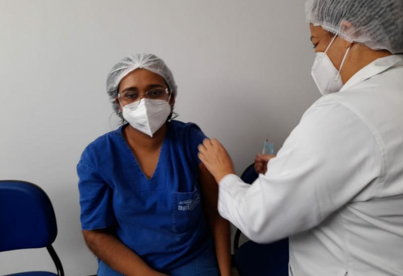 Profissional de saúde da UPA é a primeira a ser vacinada em Brumado 