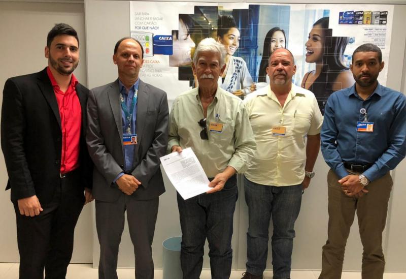 Prefeito de Brumado assina convênio com a Caixa para a construção da Quadra Poliesportiva de Cristalândia