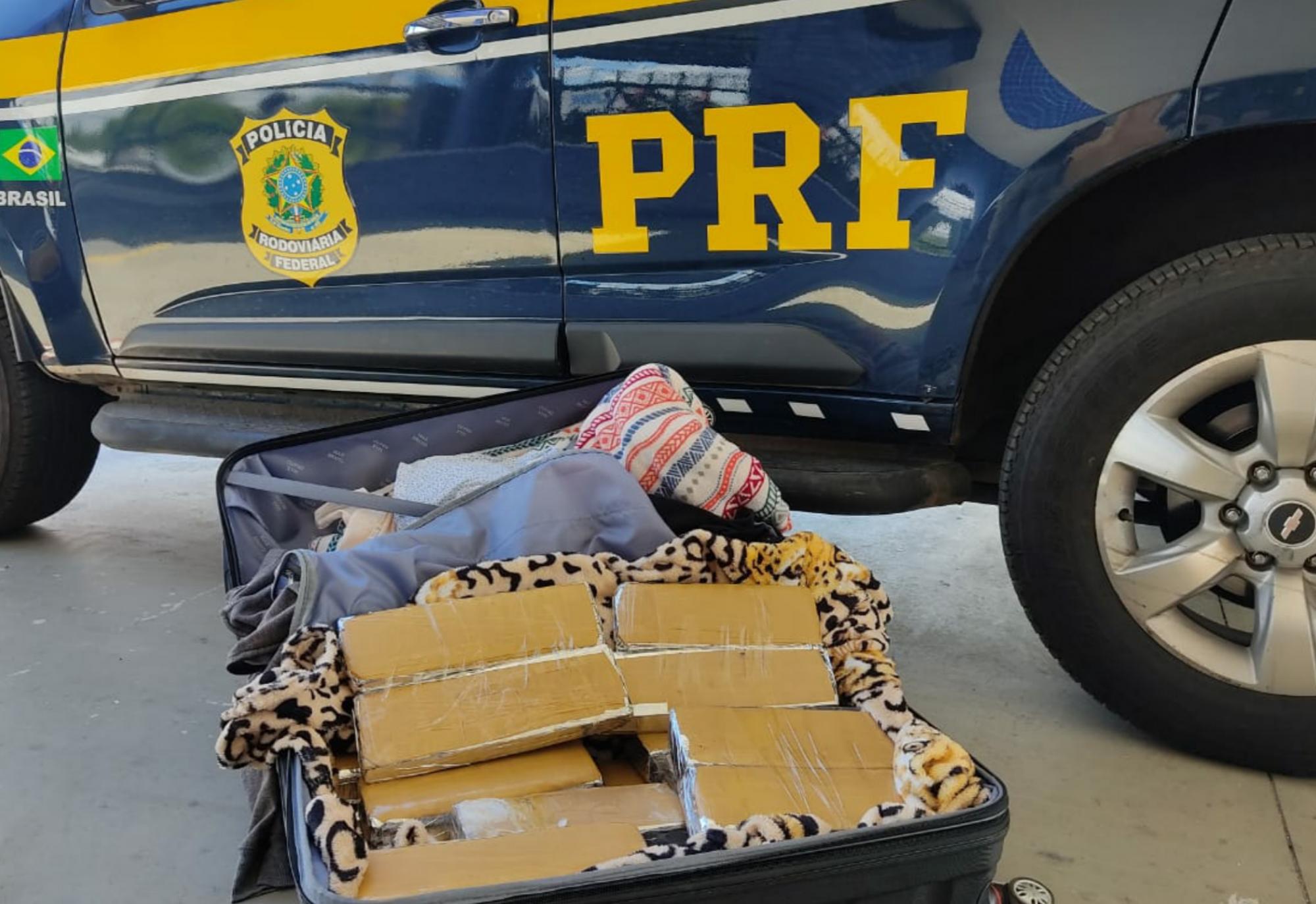 PRF apreende 20 Kg de maconha dentro de ônibus na BR-116 em Vitória da Conquista (BA)