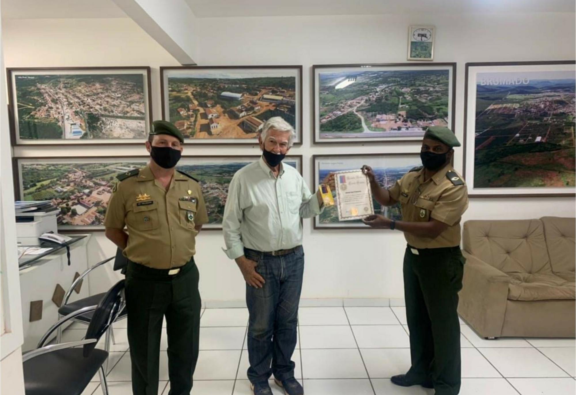 Brumado: Prefeito Eduardo Vasconcelos recebe Medalha Mérito do Tiro de Guerra