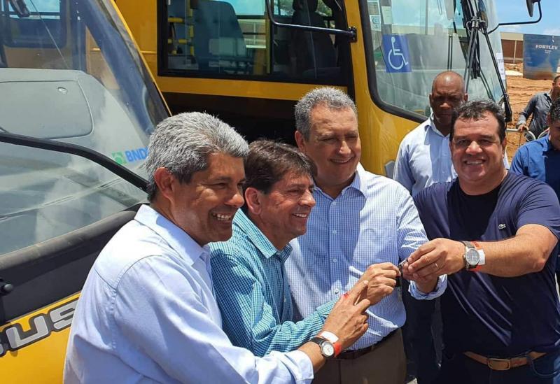 Deputado Marquinho Viana acompanha Rui Costa na entrega de obras, ônibus escolar e ambulâncias