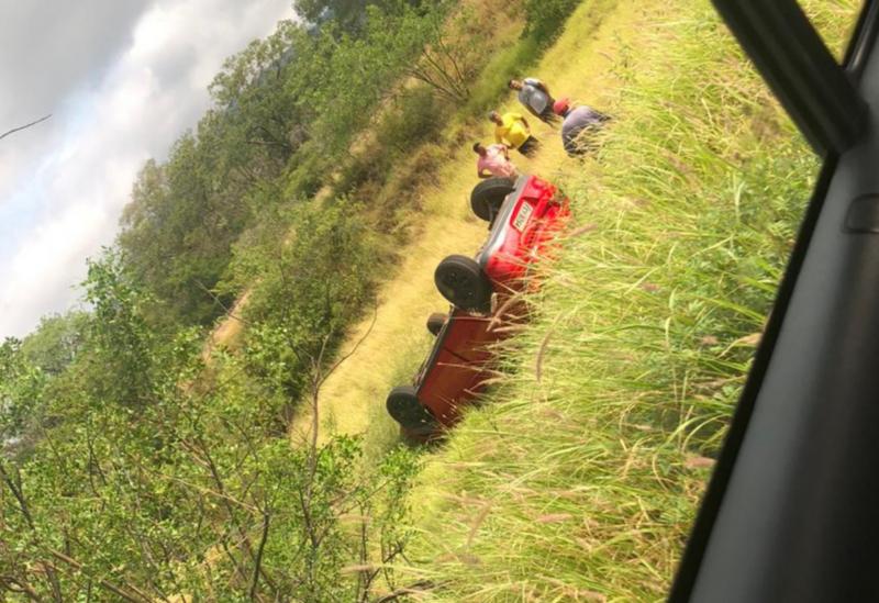 Carro capotou às margens do anel rodoviário na BR-030, em Brumado