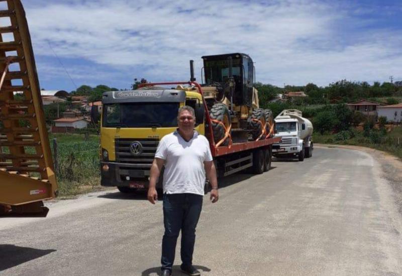 Léo Vasconcelos acompanha chegada das máquinas para pavimentação da estrada que liga os distritos de Ubiraçaba e Samambaia