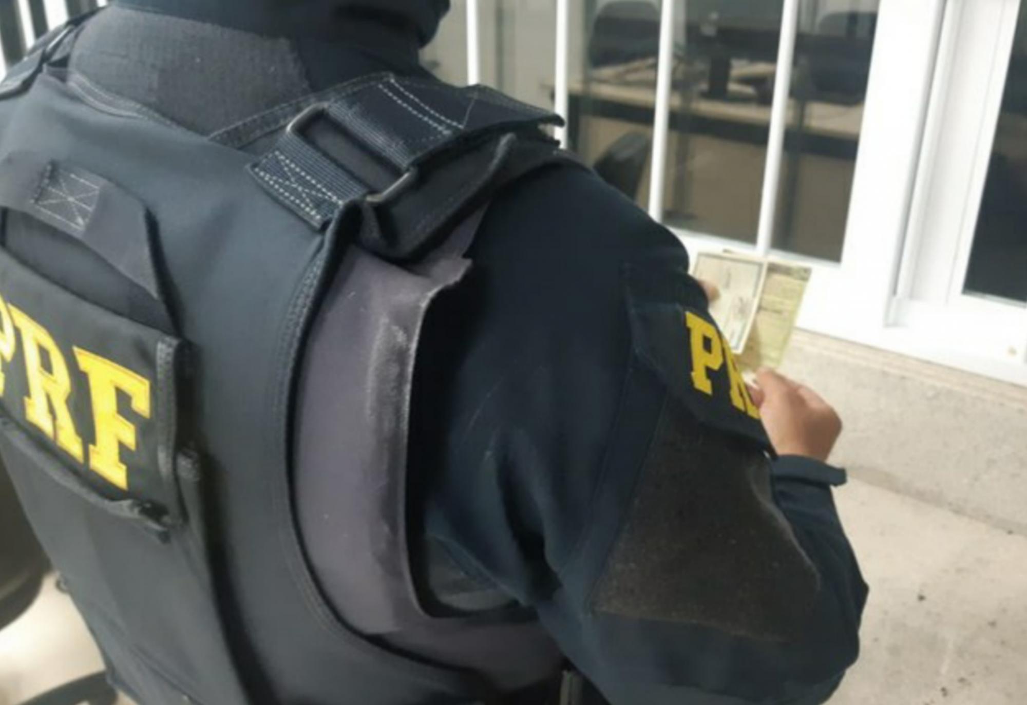 Após apresentarem documentação falsa, passageiros de ônibus são descobertos e presos pela PRF no sudoeste da Bahia