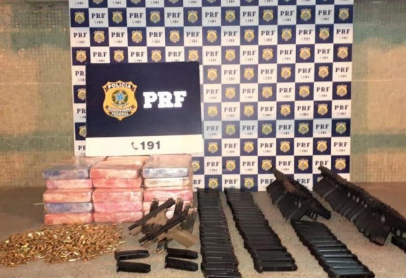Após abordagem, PRF apreende na cabine de caminhão dezenas de pistolas, carregadores, 2.000 munições e quase 50 Kg de crack; casal foi preso