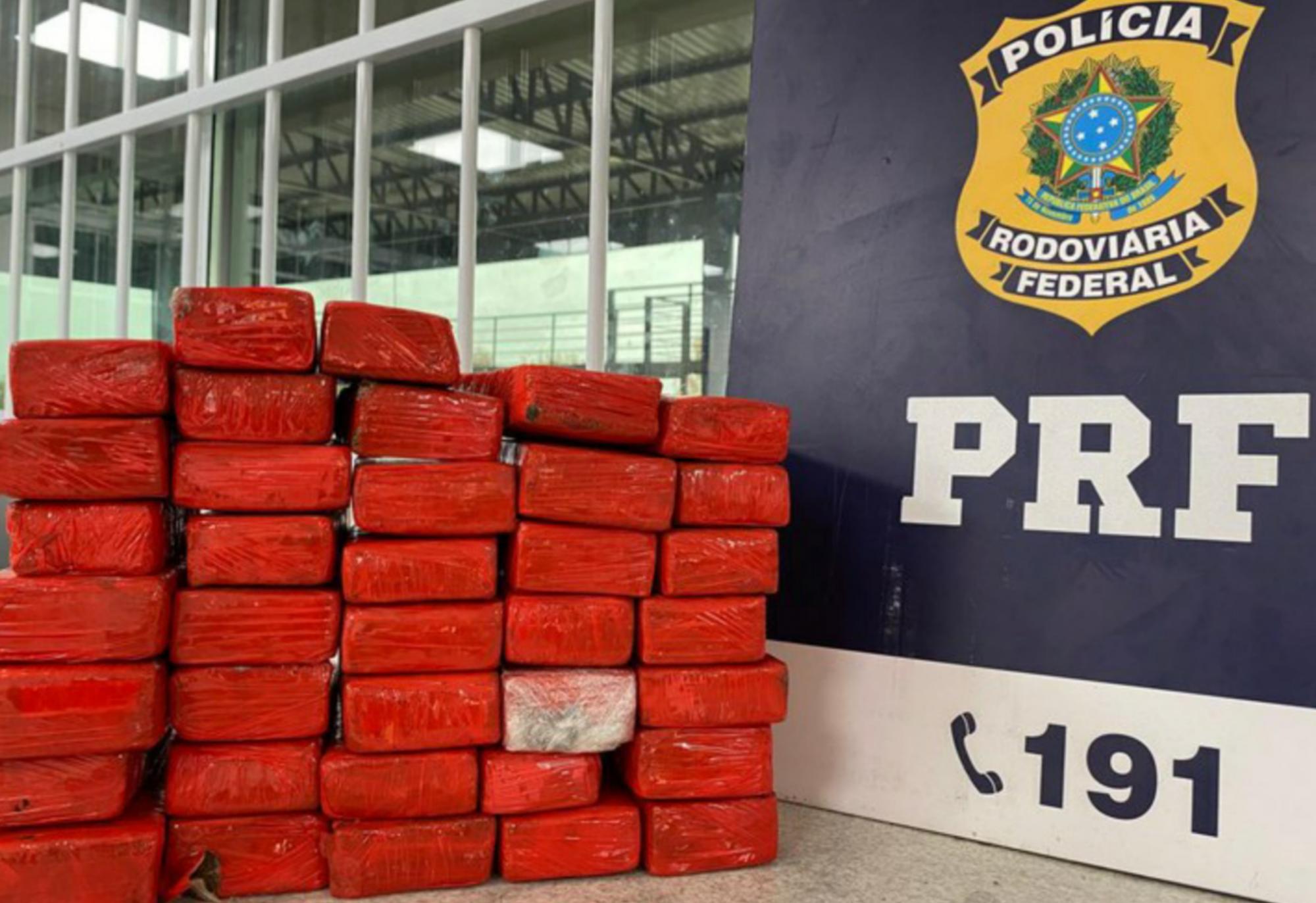 Passageira de ônibus é presa pela PRF no sudoeste da Bahia transportando quase 21kg de maconha para Recife (PE)