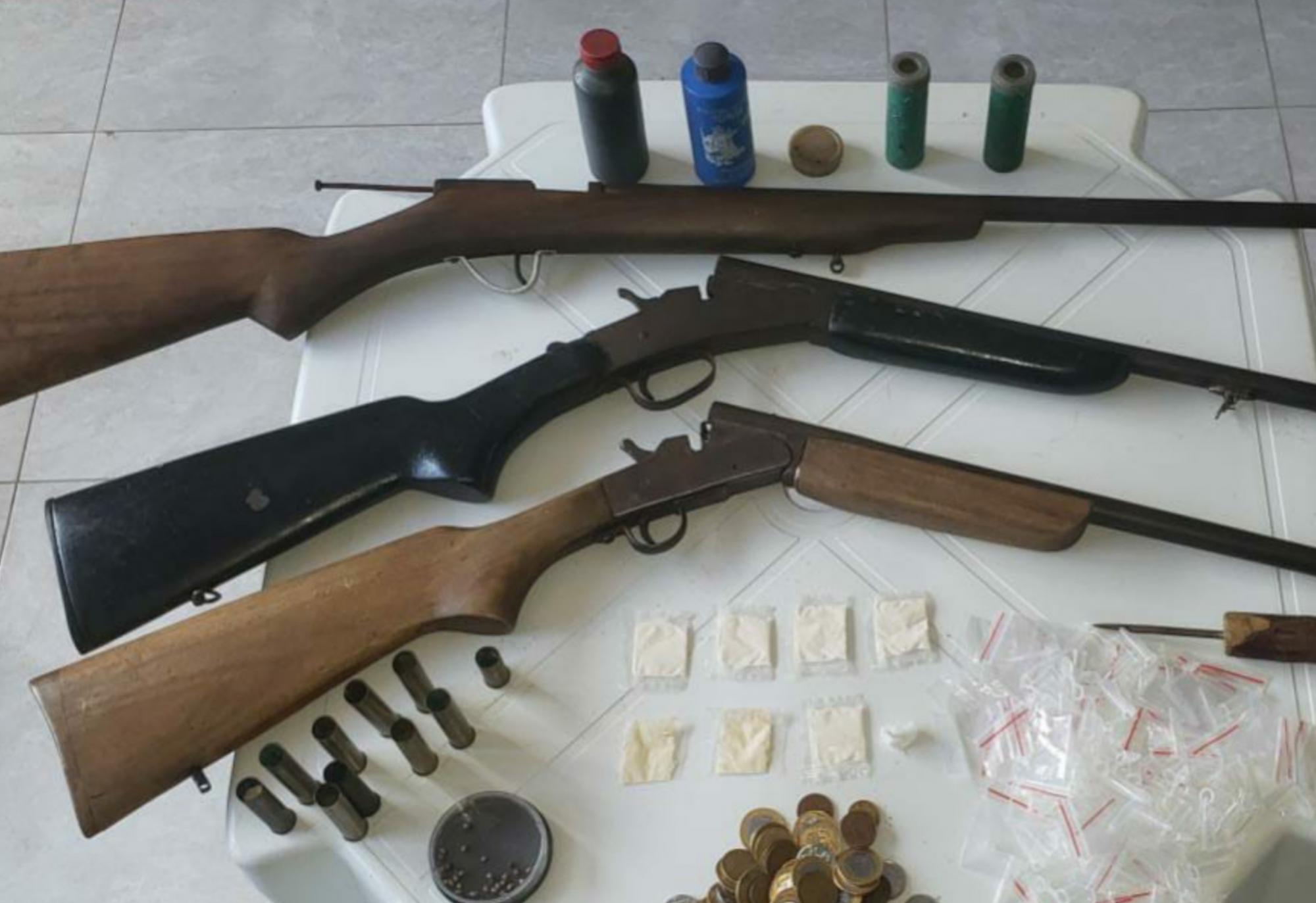 Homem é preso acusado de tráfico de drogas e posse ilegal de armas em Piripá