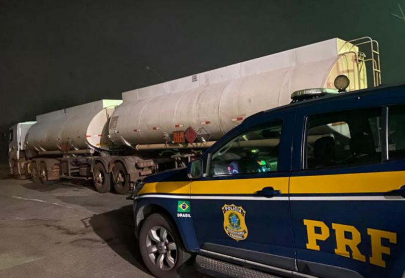 Quase 50.000 litros de combustível transportado com documentação fiscal irregular é apreendido pela PRF em Vitória da Conquista (BA)