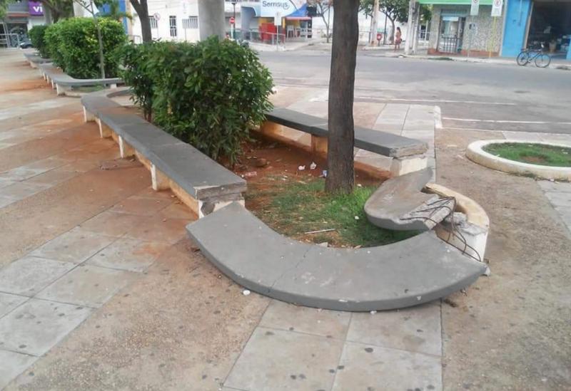Brumado: população reclama do abandono da praça da Igreja Matriz; local está com bancos quebrados e jardins abandonados