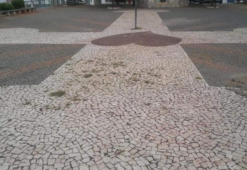 Brumado: população reclama do abandono da praça da Igreja Matriz; local está com bancos quebrados e jardins abandonados