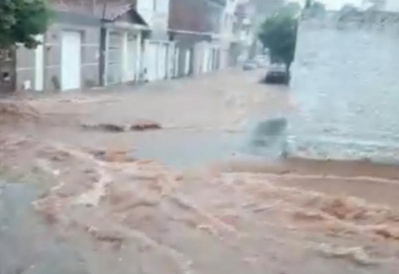 Forte chuva causa alagamentos em diversos pontos em Brumado