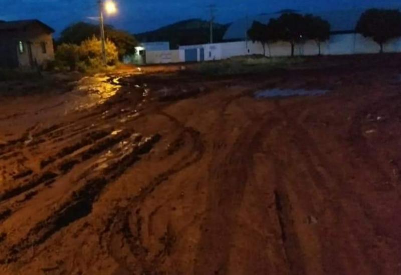 Brumado: sem pavimentação, acesso a Escola Municipal da Lagoa Funda acumula lama e terra após as chuvas