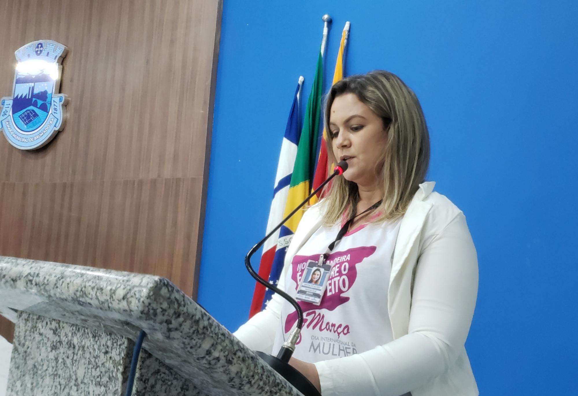 Assistente social usa tribuna livre da Câmara de Vereadores para relatar as ações da SESOC em prol da luta pelos direitos da mulher brumadense
