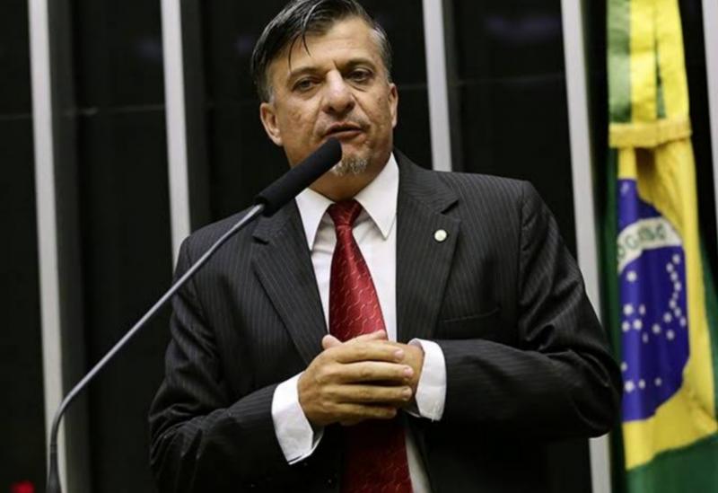 Deputado apresenta PL que prevê amputação das mãos de políticos corruptos