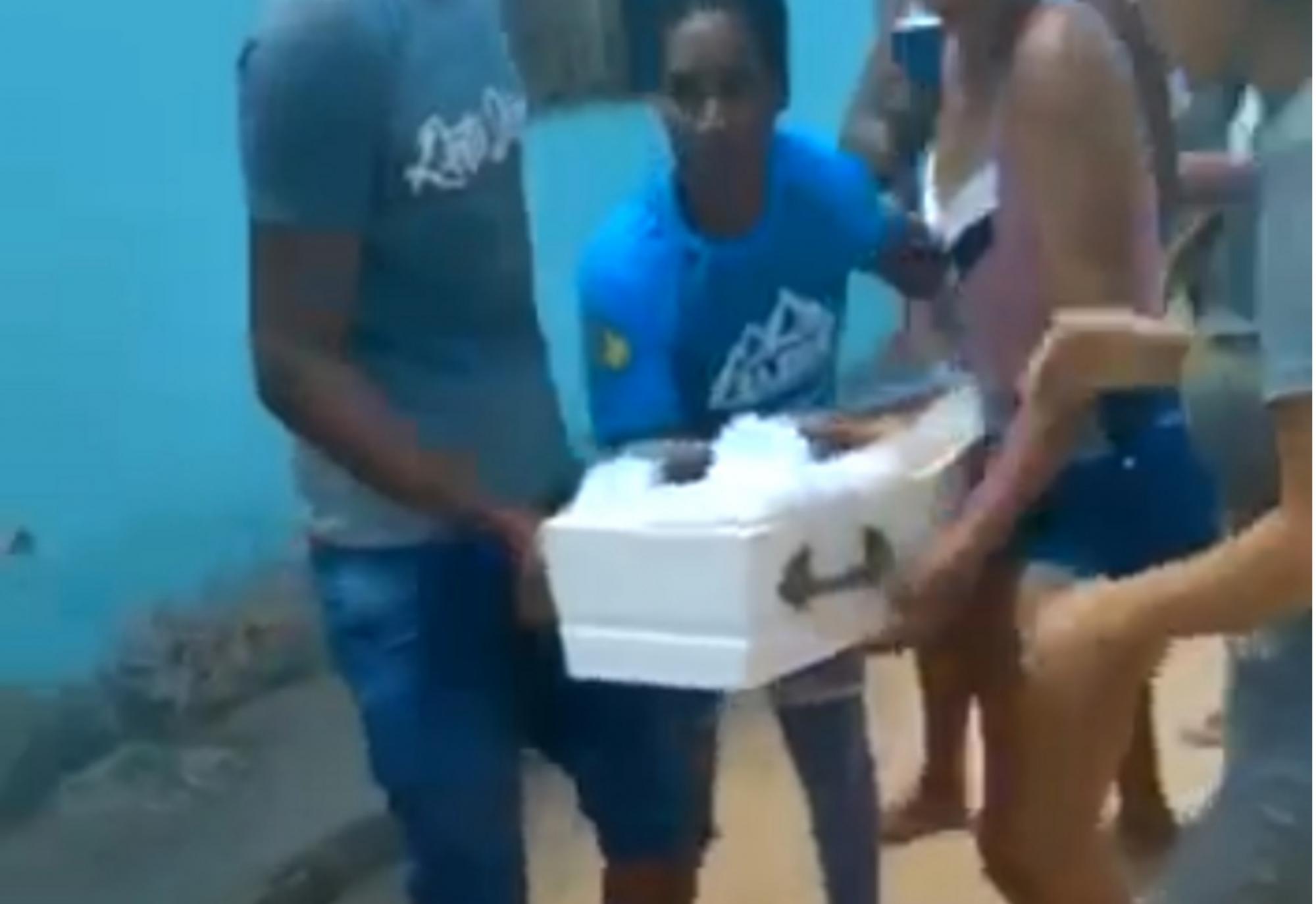 Família para velório e leva corpo a hospital após pastor dizer que criança estava viva