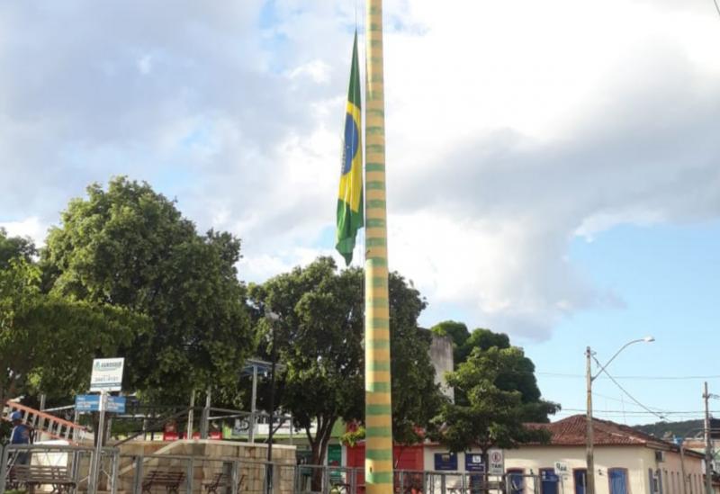 Brumado: Bandeira fica a meio mastro em respeito à morte da Professora Aposentada Ivanete Justino