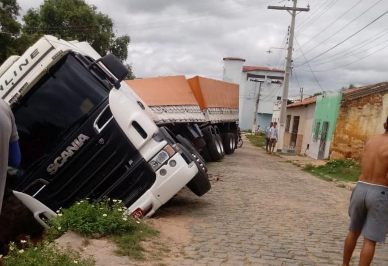 Carreta bitrem cai em canal pluvial durante manobra em Contendas do Sincorá