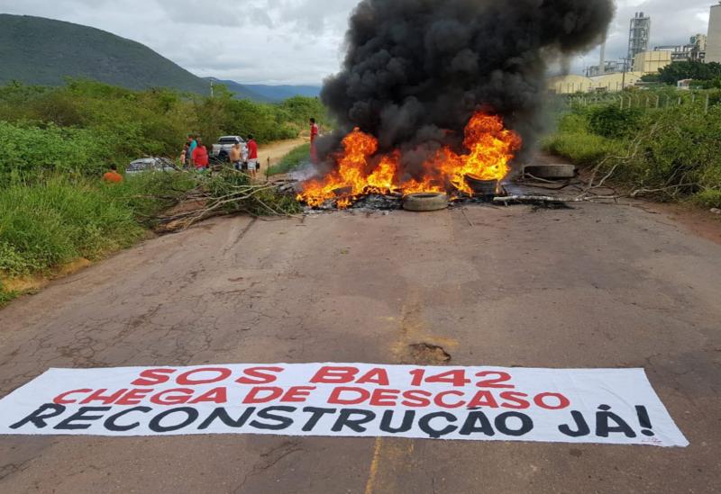 Manifestantes bloqueiam a BA-142, trecho entre os municípios de Tanhaçu e Ituaçu, cobrando reconstrução da via