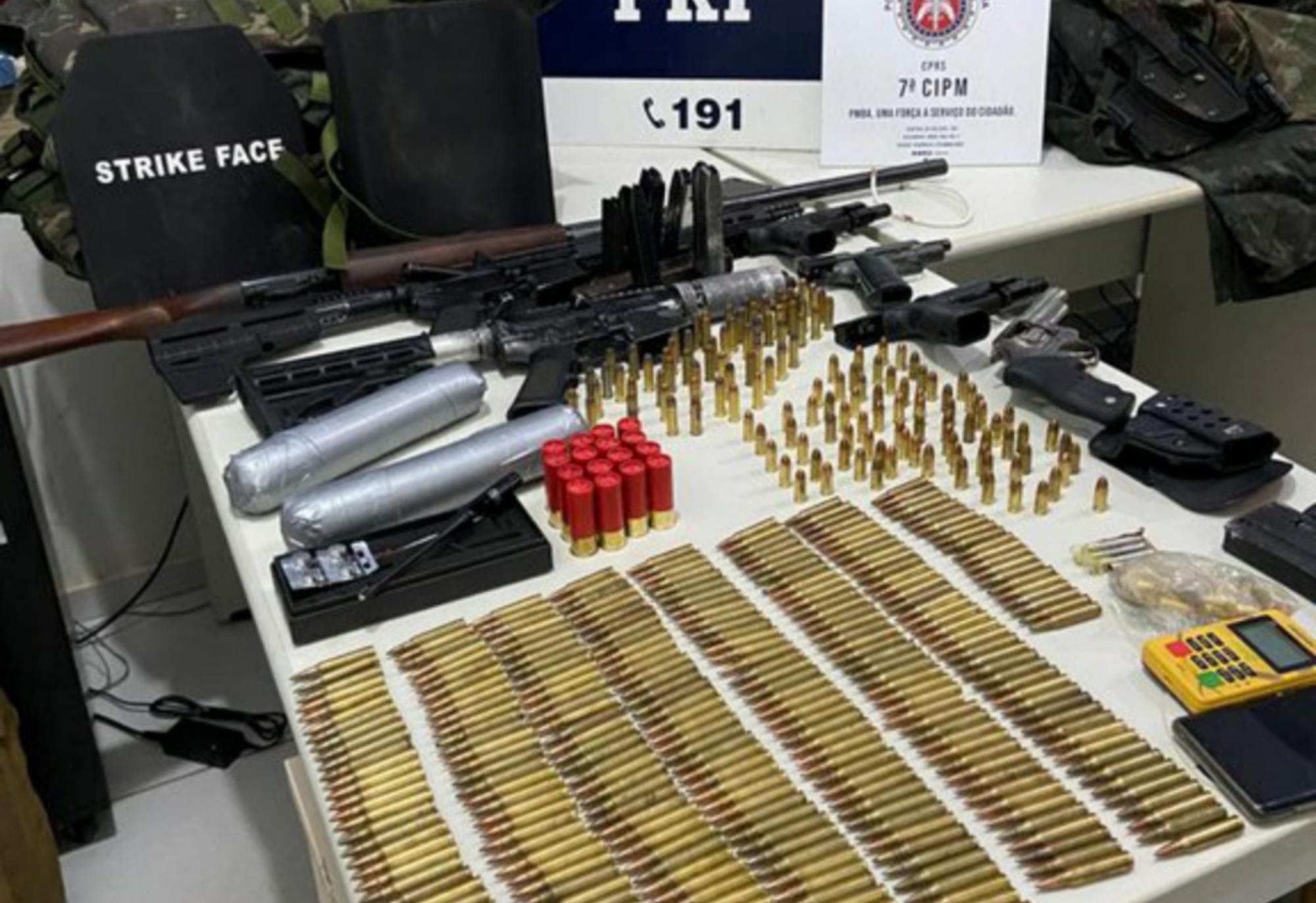 PRF e PMBA apreendem arsenal de guerra, explosivos e coletes balísticos no Extremo Sul da Bahia