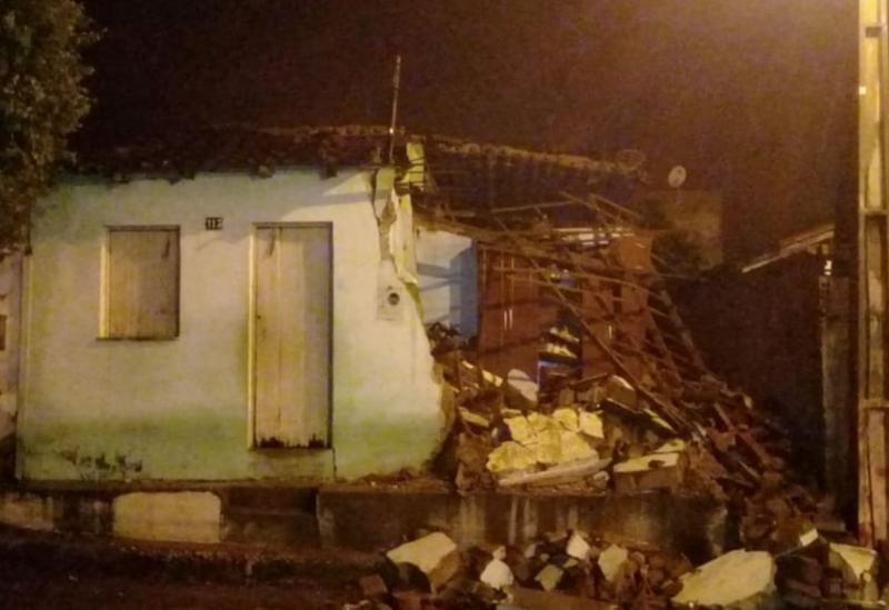 Brumado: chuva causa desabamento de casa no bairro Dr. Juracy