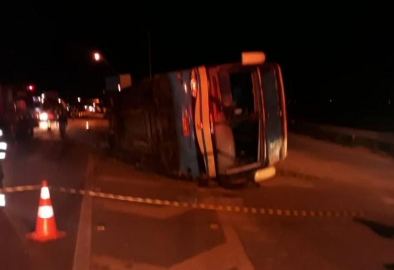 Ônibus da Novo Horizonte tomba após desviar de moto que seguia na contramão em Vitória da Conquista