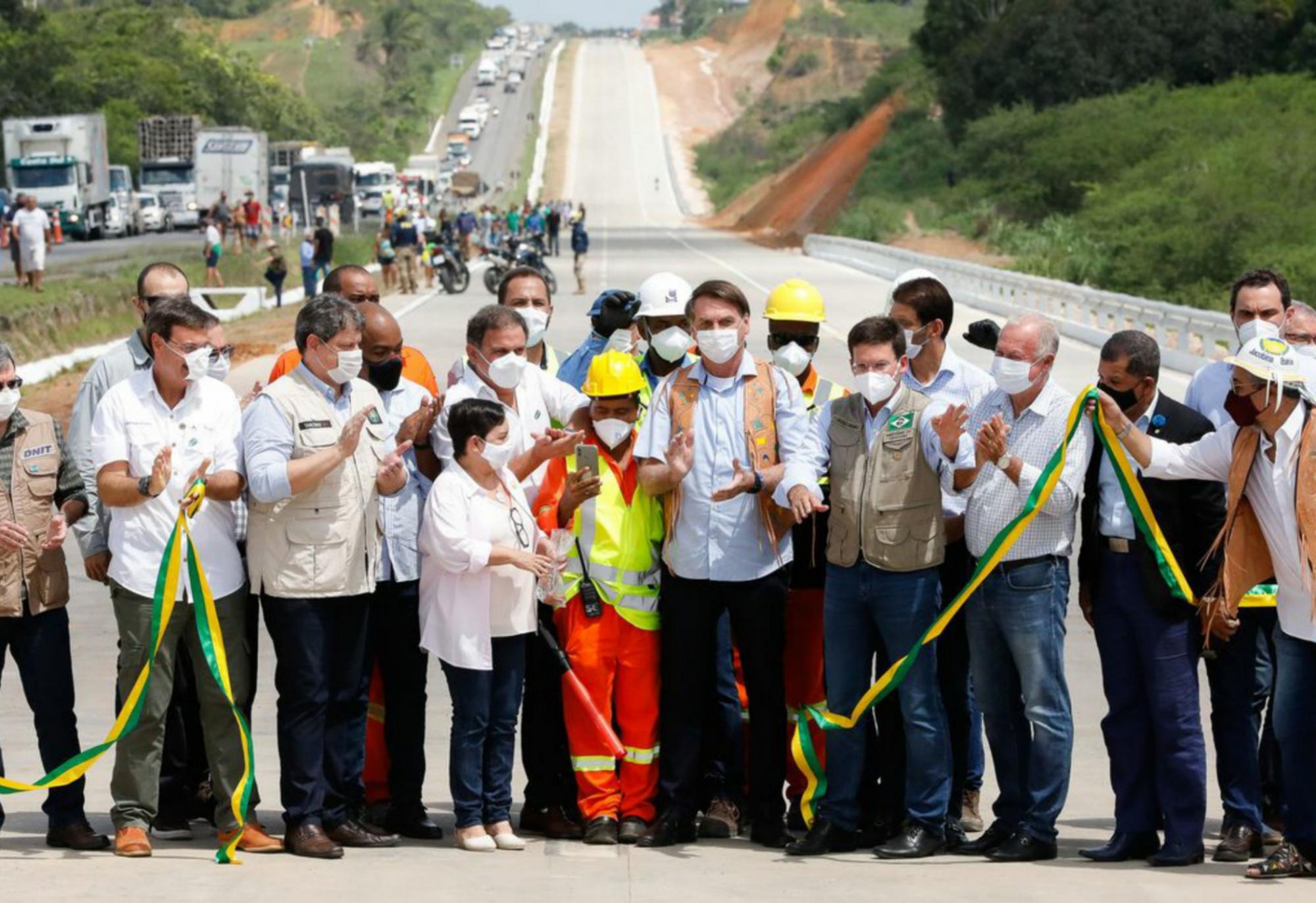 Bolsonaro inaugura na Bahia 22 km de pistas duplicadas na BR-101