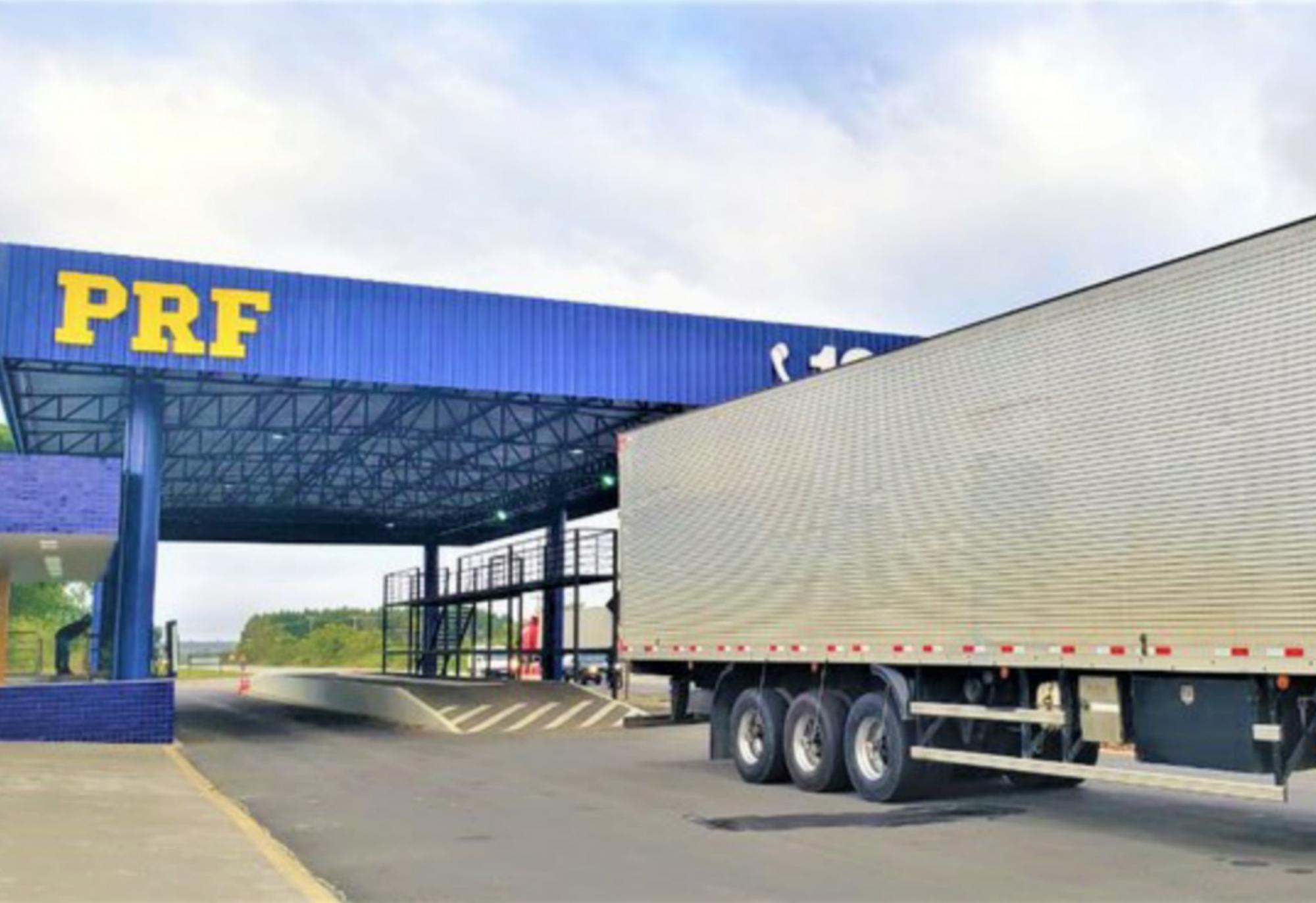 PRF flagra caminhão com 750 mil maços de cigarros brasileiros sem nota fiscal na BR 116 em Vitória da Conquista (BA)