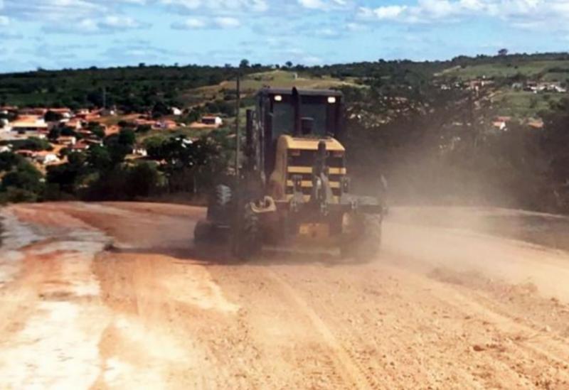 Vereador Léo Vasconcelos obtém junto ao prefeito a requalificação emergencial da estrada entre Samambaia e Ubiraçaba para facilitar o acesso à região