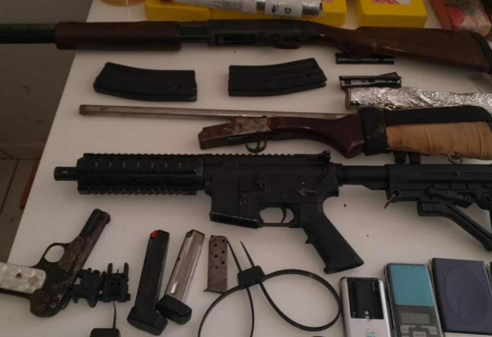 Fuzil é apreendido com dois integrantes de roubo a bancos