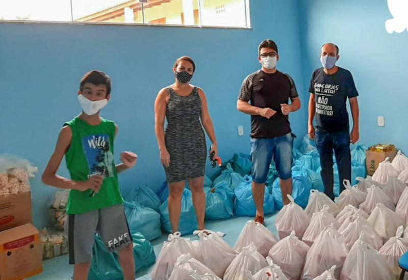 Bancários promovem entrega de cesta básica em Brumado